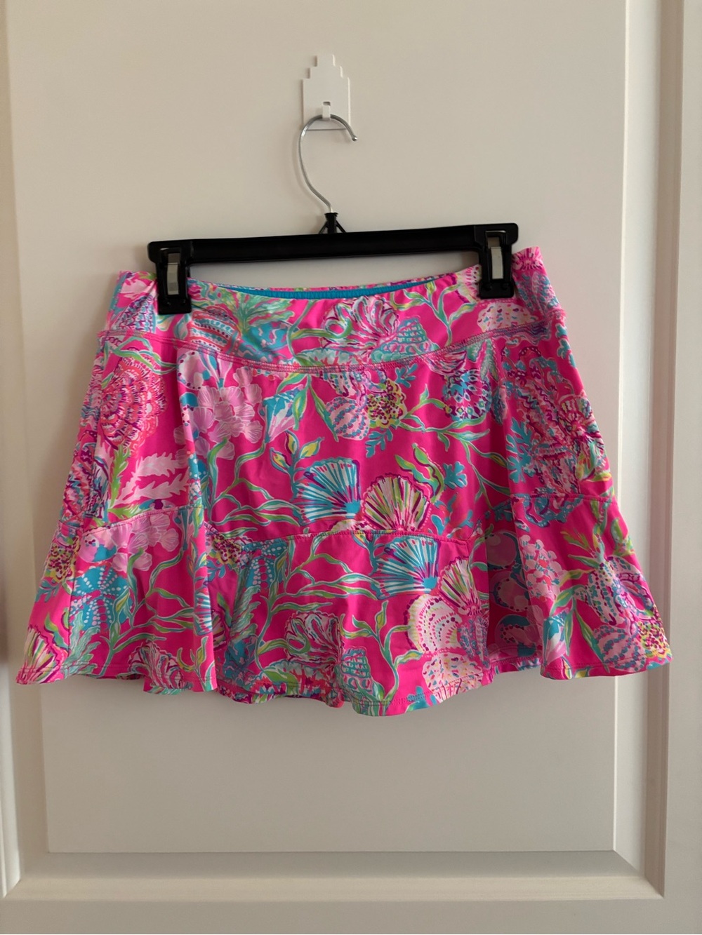 LILLY PULITZER SIZE MEDIUM LUXLETIC CORRINE SKORT *SHELL ME SOMETHING GOOD*